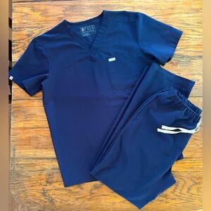 FIGS Mens Navy Scrub Set - Leon 3 Pocket Top & Pisco Straight Leg Reg Pants